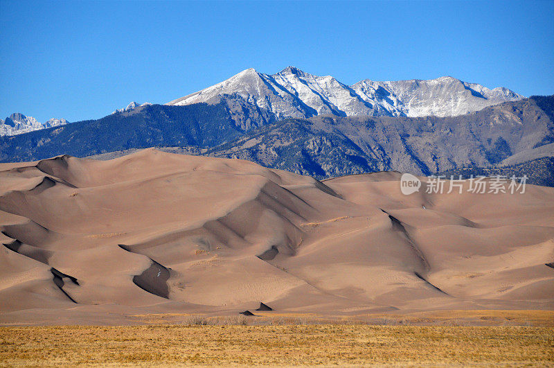 在落基山脉和美国科罗拉多州大沙丘NP的Sangre de Cristo山脉，积雪覆盖了14人